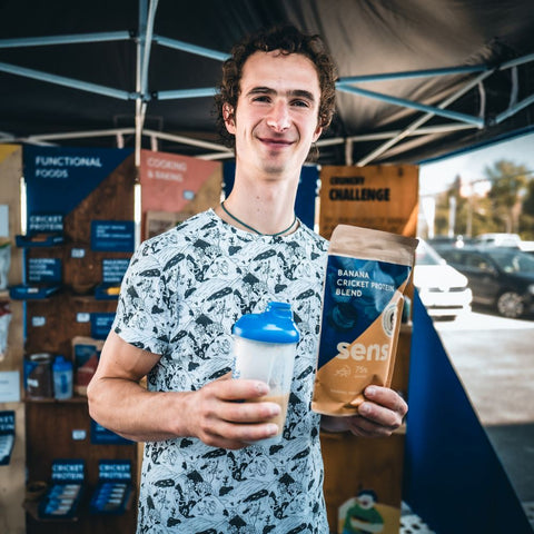 Banánový shake s cvrččím proteinem Adama Ondry