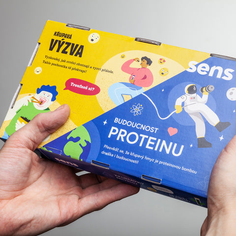 Kořenění pražení cvrčci v dárkové krabičce